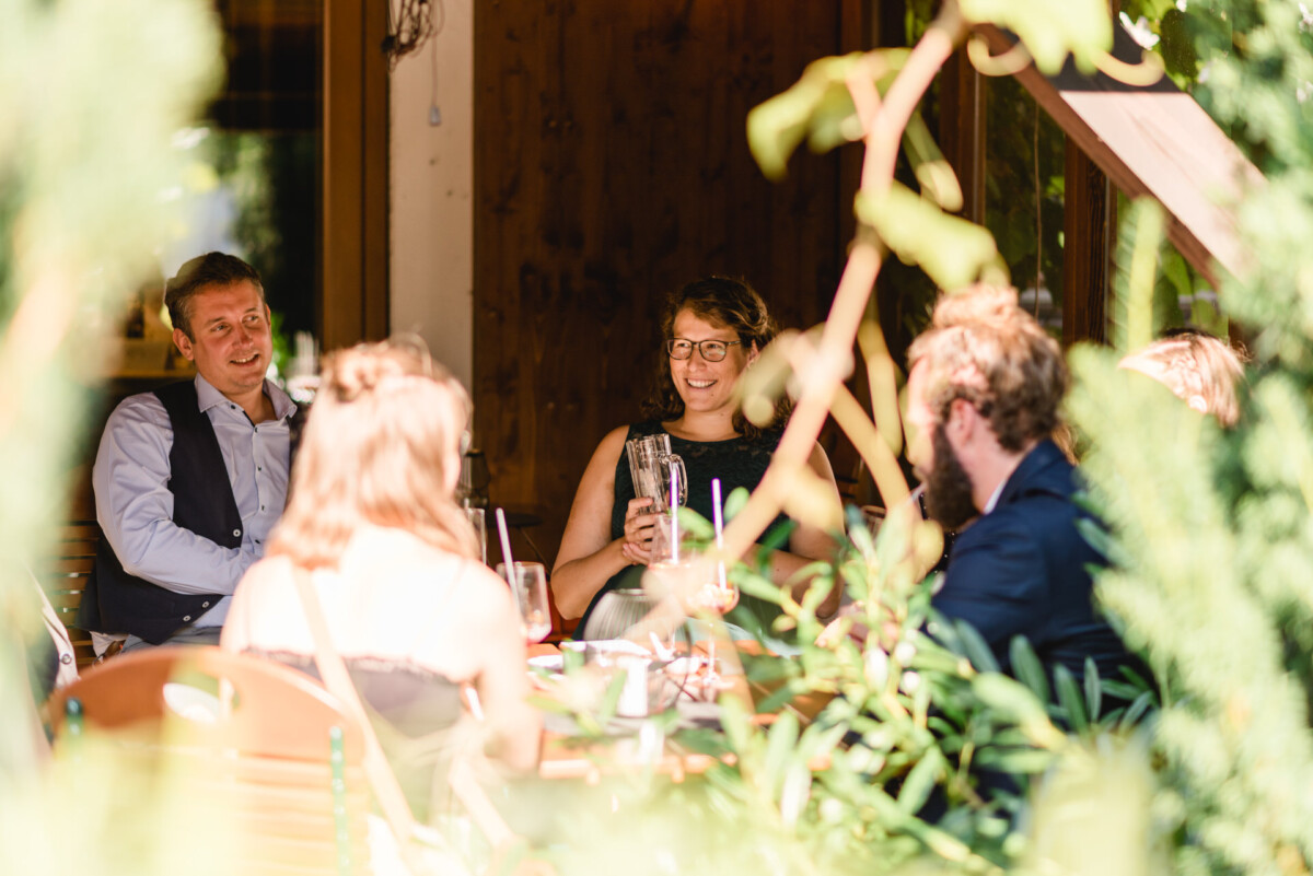 eine Gruppe von Menschen, die um einen Tisch sitzen.