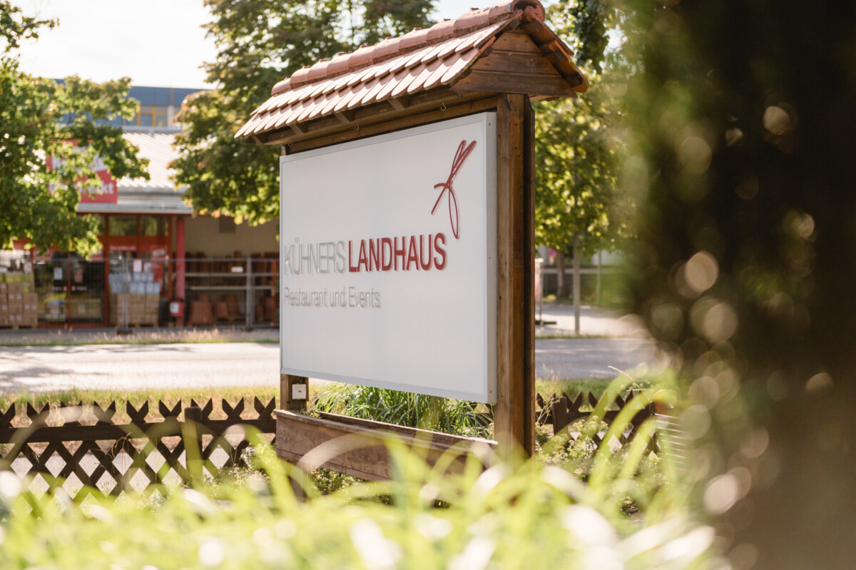 ein Zeichen, das im Gras sitzt.