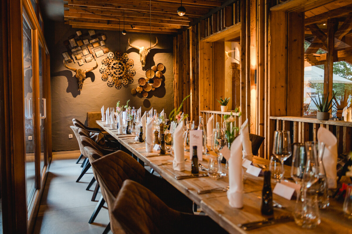 ein langer Tisch mit Weingläsern darauf.