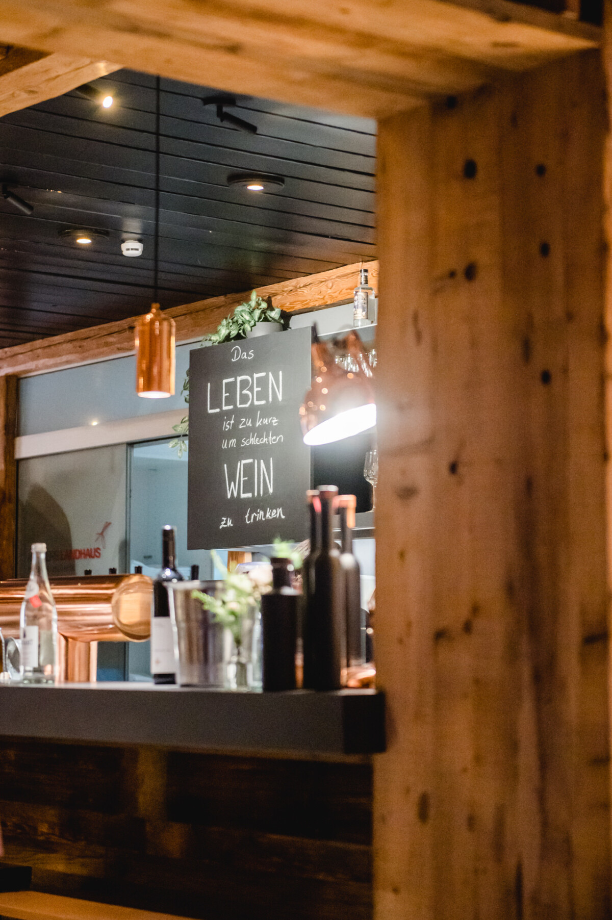 eine Restauranttheke mit einem Schild darauf.