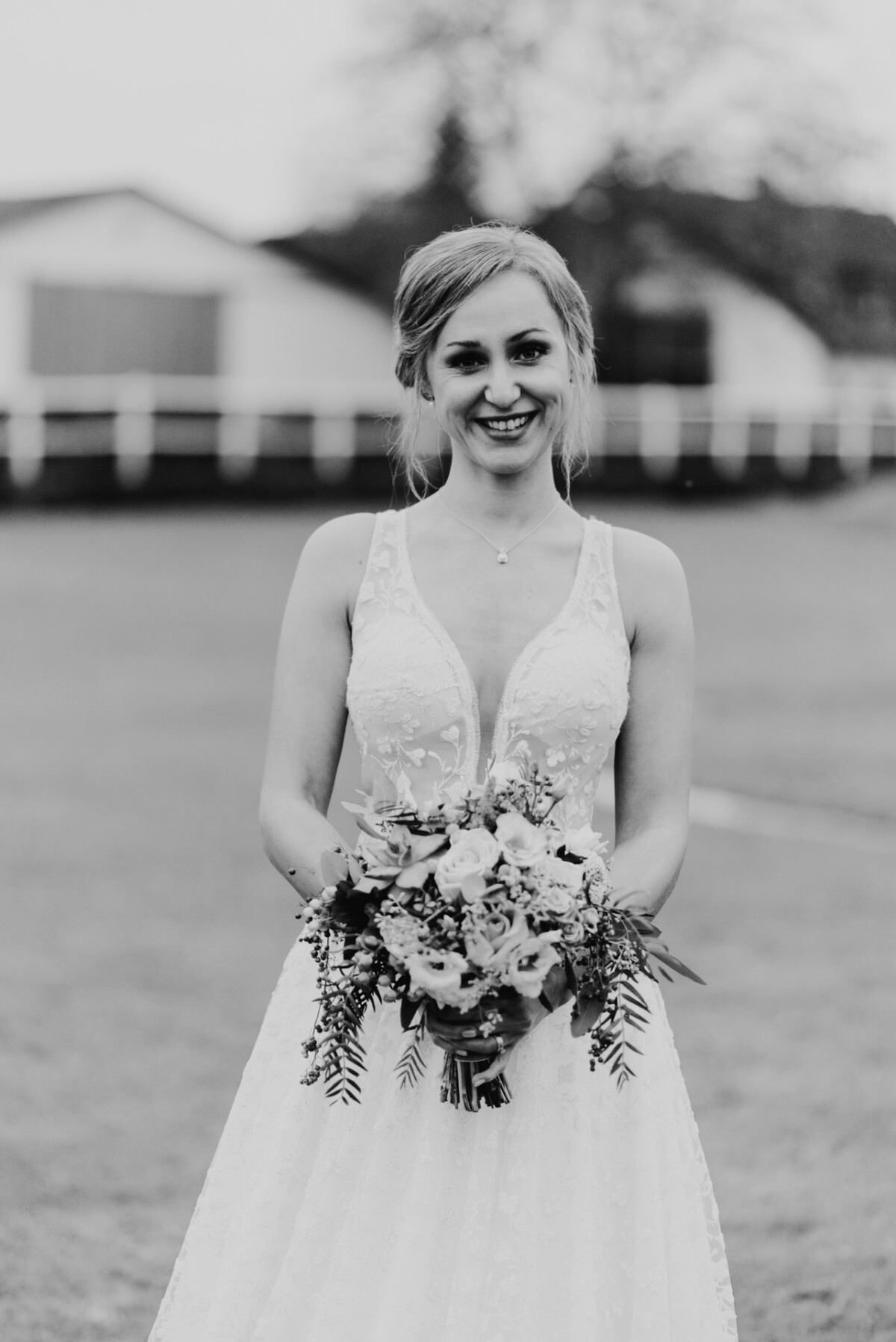 eine Frau in einem Hochzeitskleid, die einen Blumenstrauß hält.