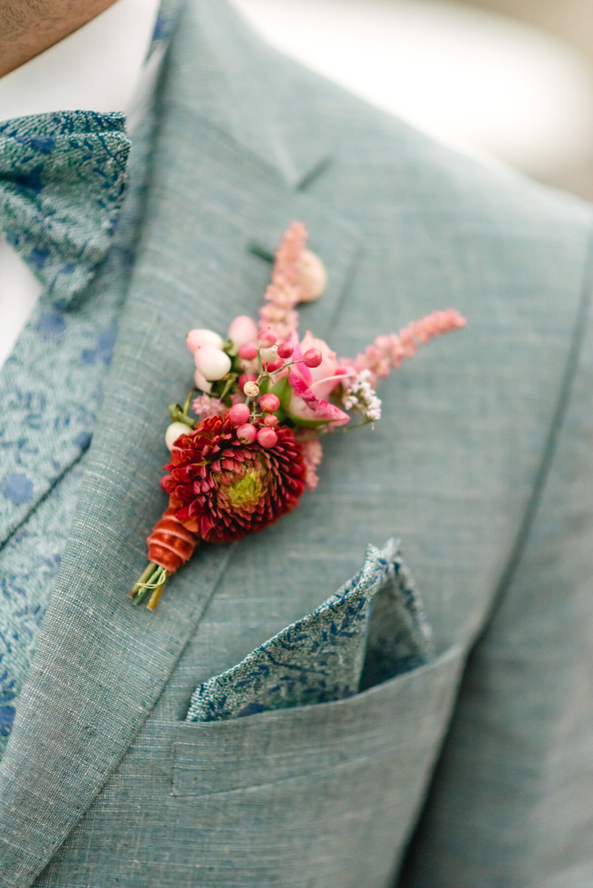 ein Mann in einem Anzug mit einer Blume am Revers.