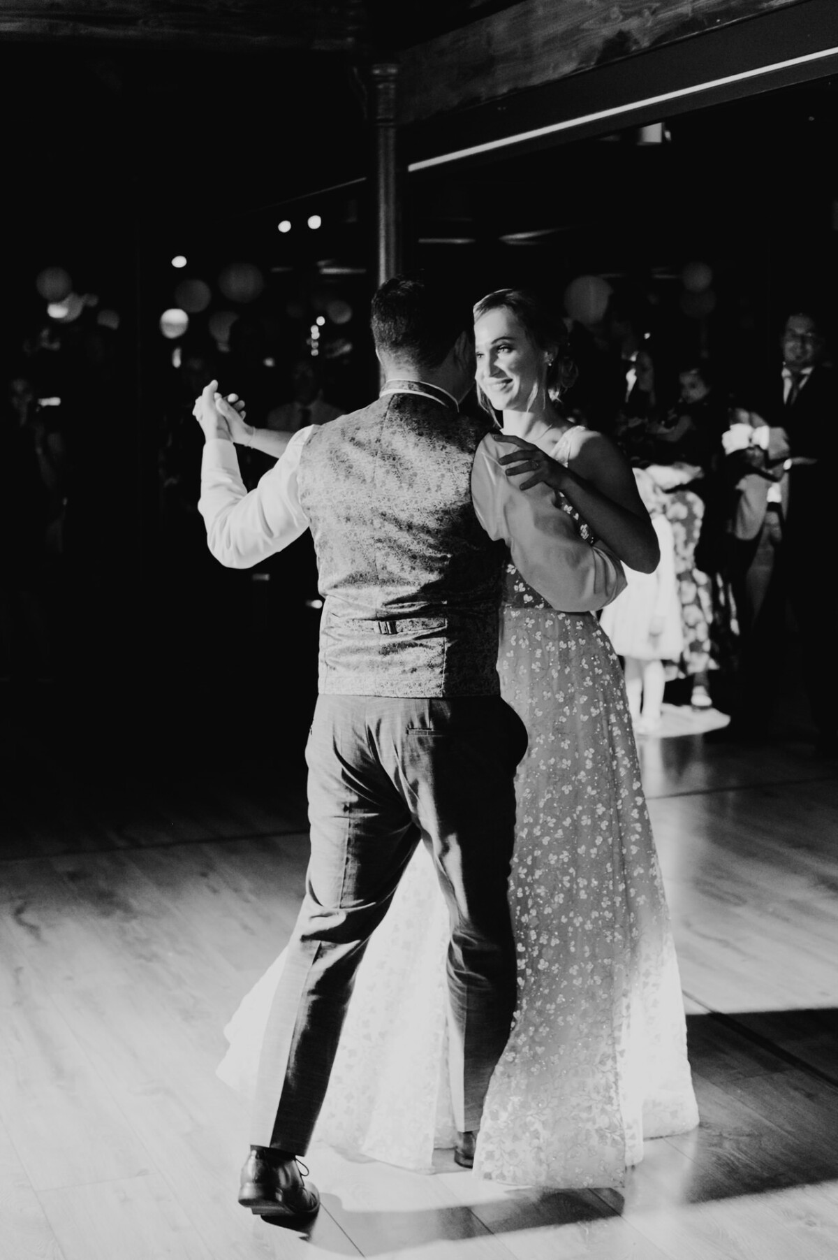 ein Schwarz-Weiß-Foto eines tanzenden Brautpaares im Land-Steakhaus Bürger in Marxheim