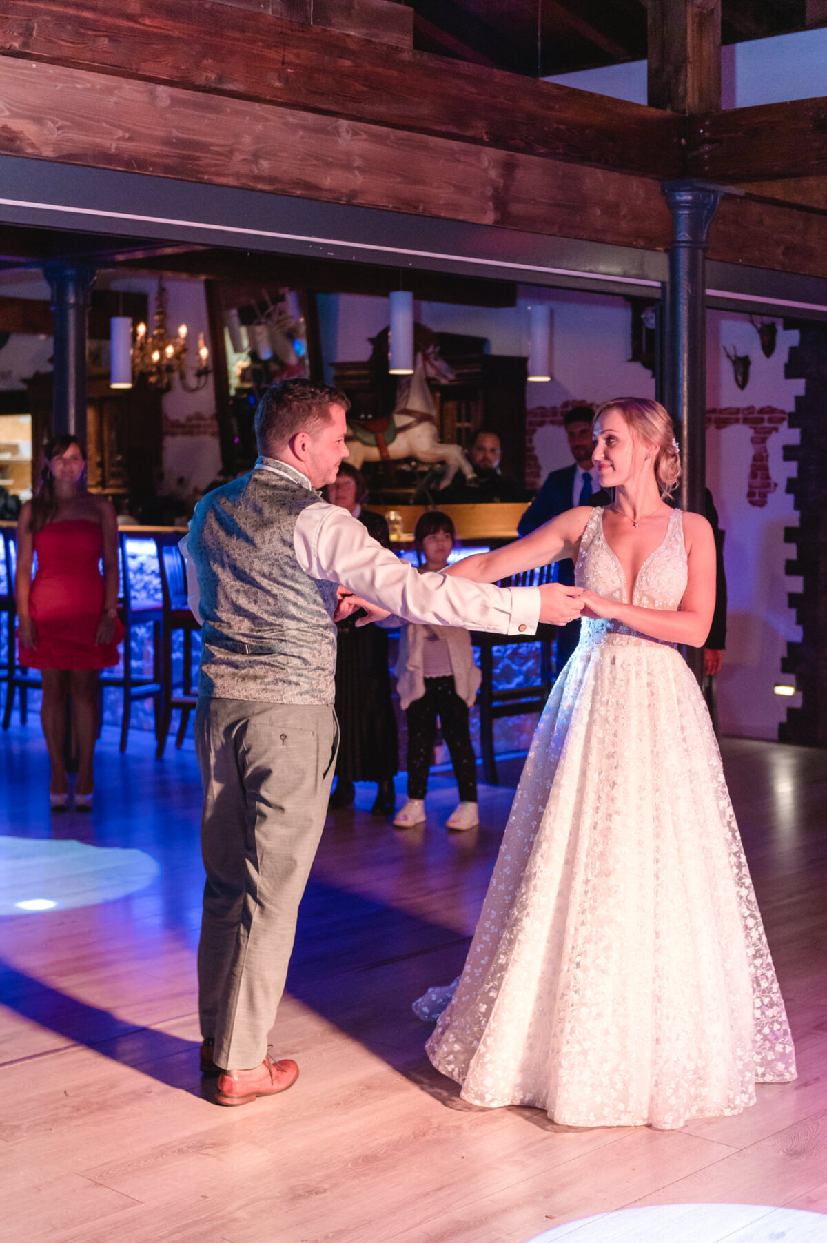 Ein Mann und eine Frau tanzen auf einer Tanzfläche im Land-Steakhaus Bürger in Marxheim