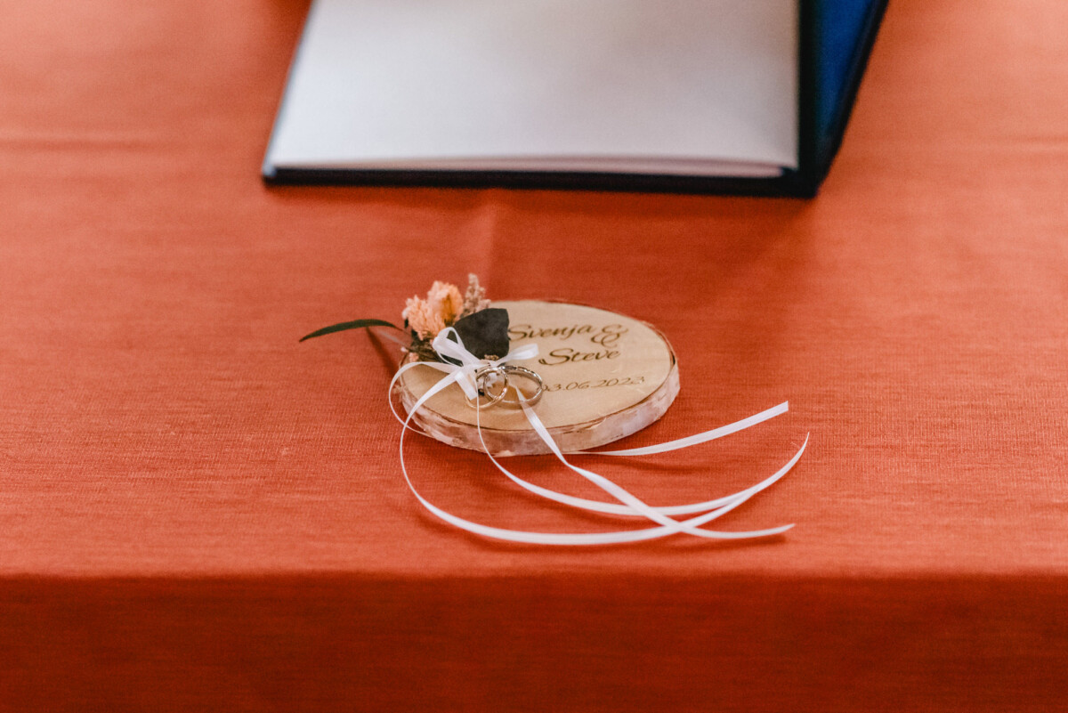 Eine orangefarbene Tischdecke mit einem Buch darauf.