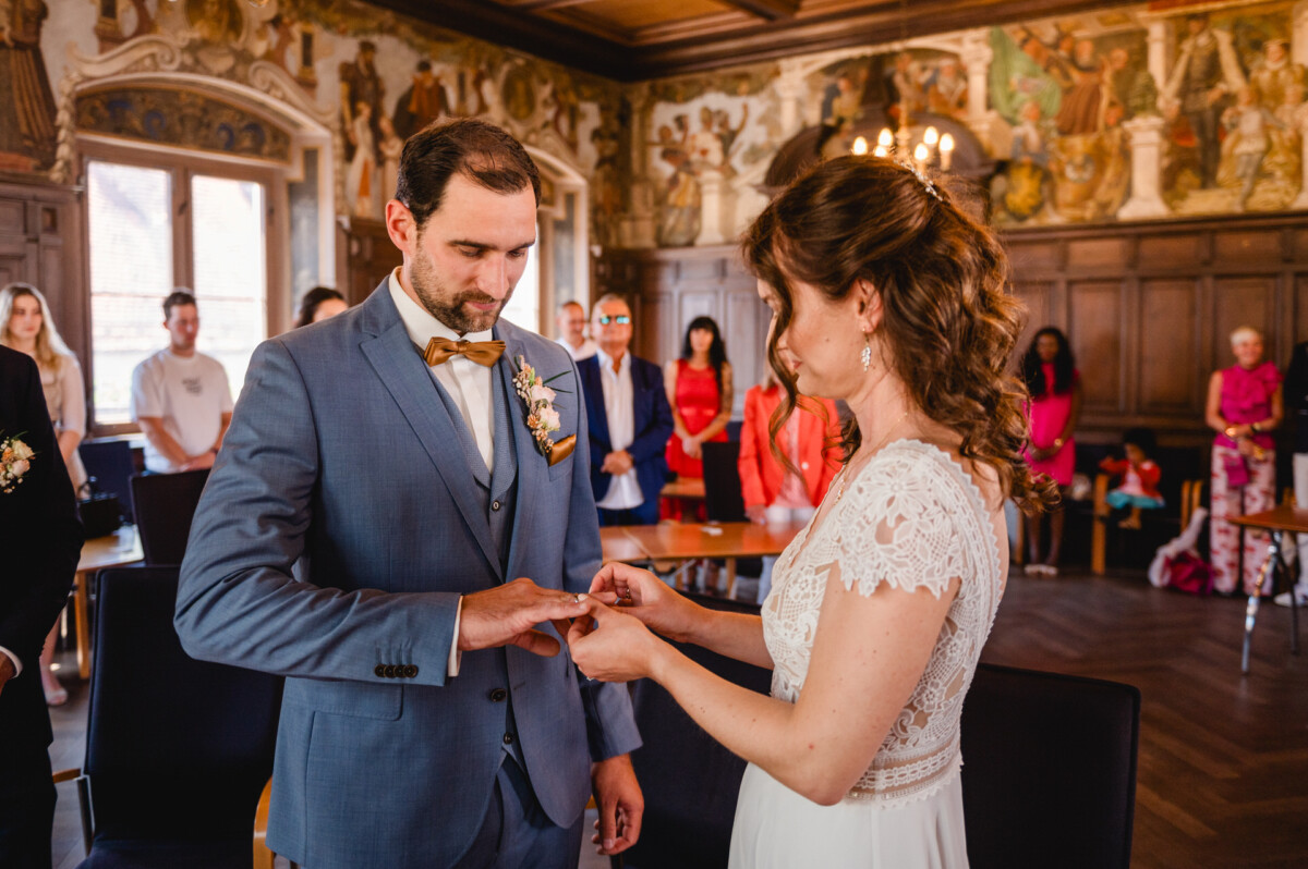 S_S_Hochzeit_Standesamt_Friedberg_Augsburg_nuno_00105 Bei einer Hochzeitszeremonie tauschen Braut und Bräutigam ihre Ringe aus.