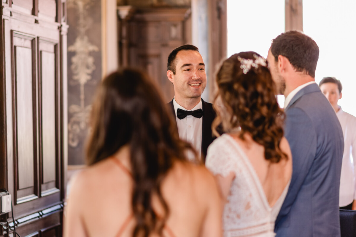 Eine Braut und ein Bräutigam schauen sich während ihrer Hochzeitszeremonie an.