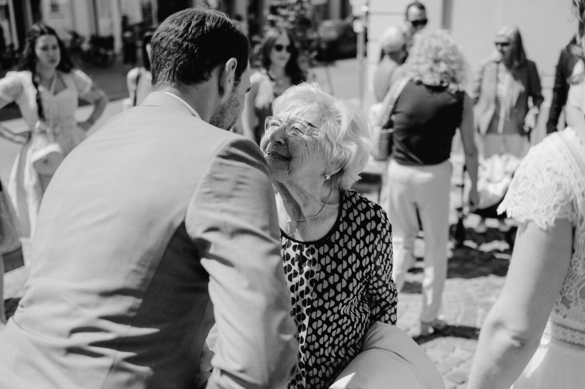 Eine Frau umarmt eine alte Frau bei einer Hochzeit.
