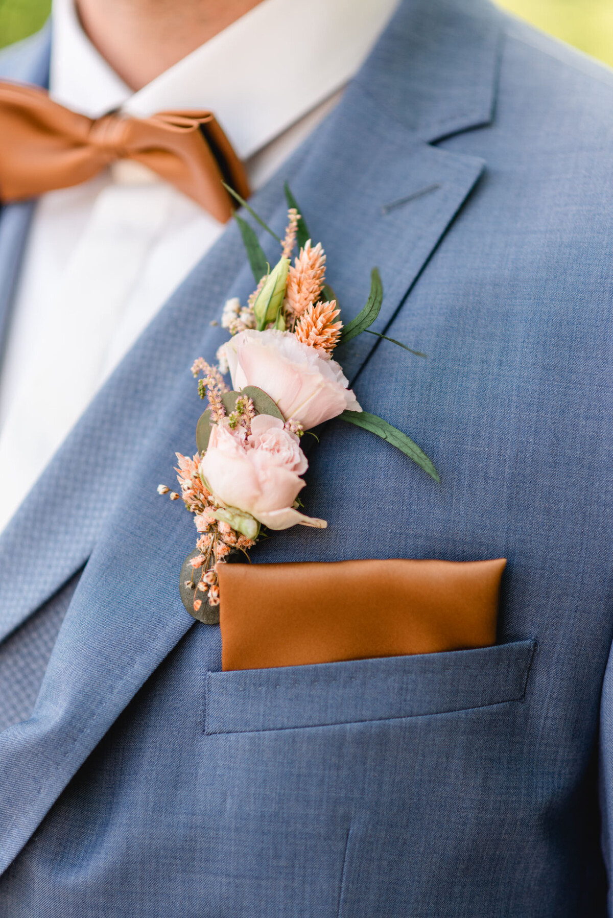Ein Mann in einem blauen Anzug mit einer Blumenboutonniere.