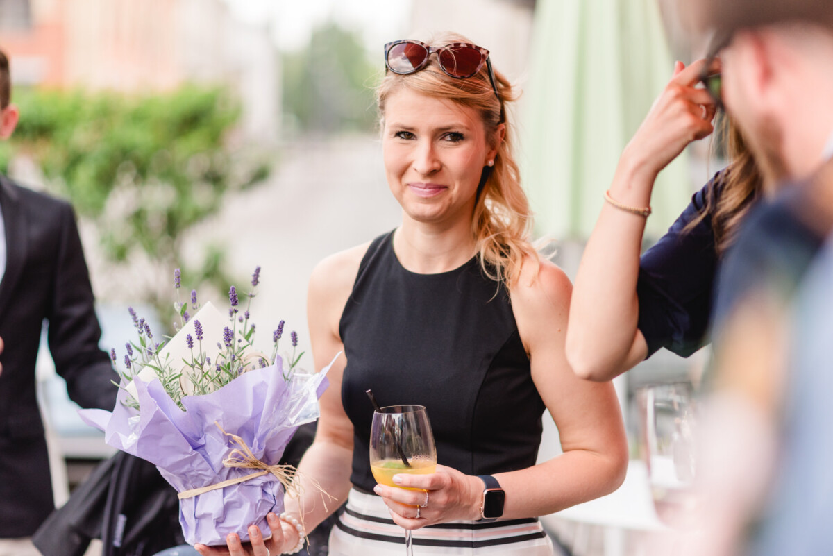 Eine Frau hält einen Blumenstrauß in der Hand.