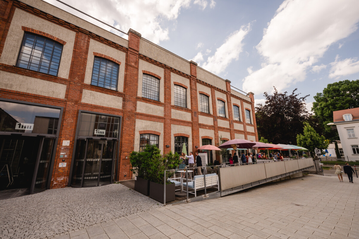 Ein Backsteingebäude mit Fenstern.