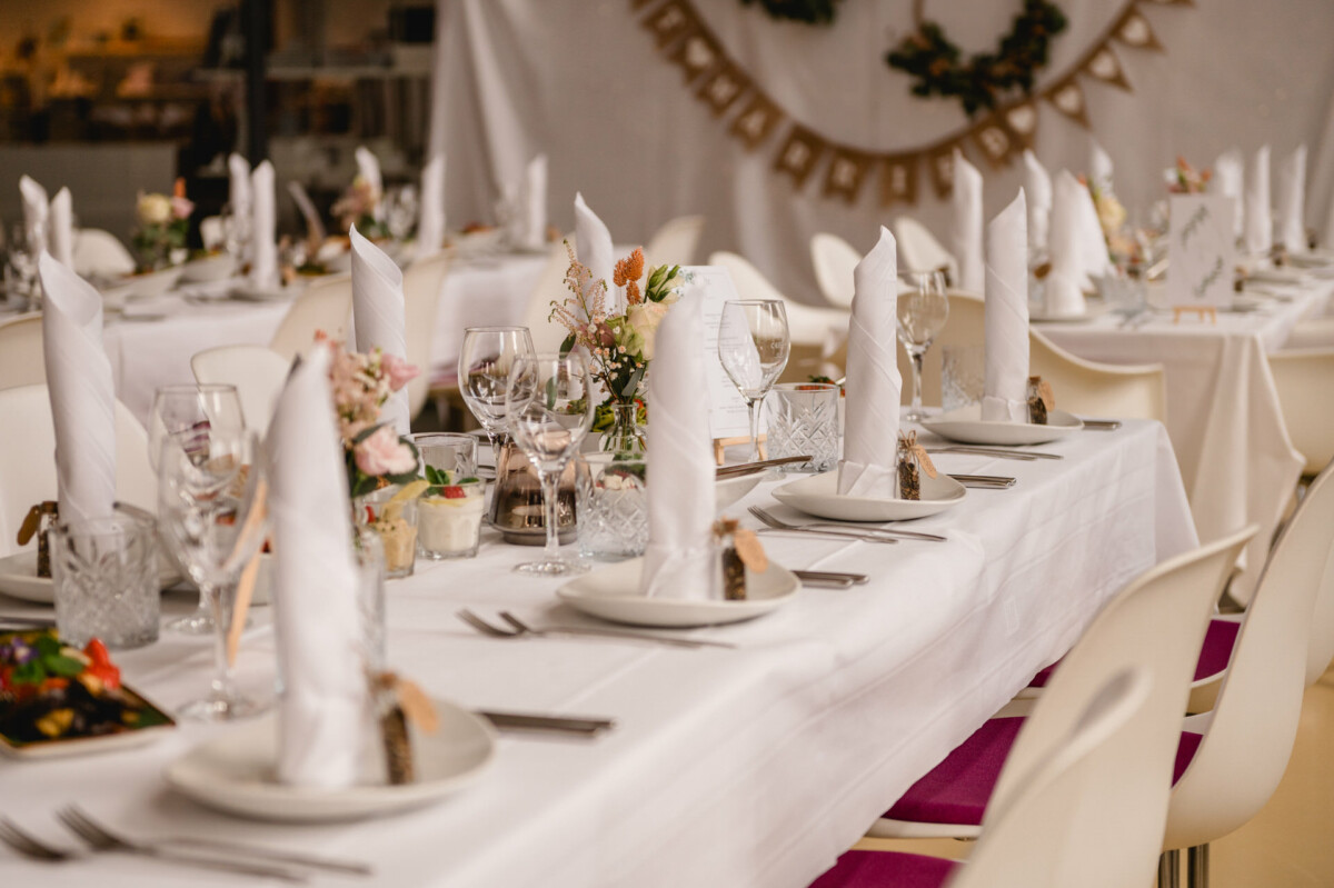 Ein Tisch für eine Hochzeitsfeier in einem Zelt.