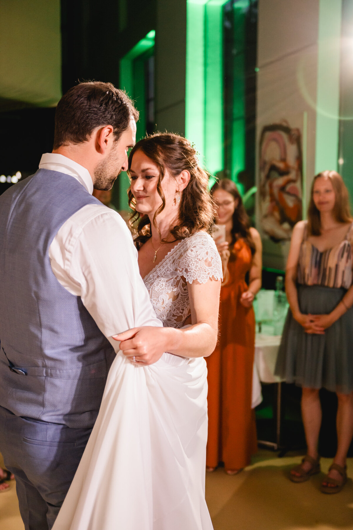 Eine Braut und ein Bräutigam teilen ihren ersten Tanz bei einer Hochzeitsfeier.