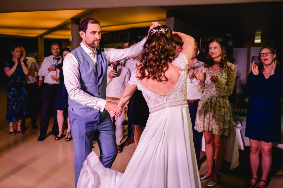 Eine Braut und ein Bräutigam teilen ihren ersten Tanz bei einer Hochzeitsfeier.