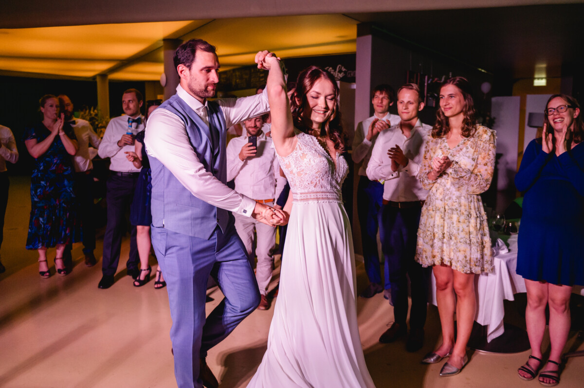 Eine Braut und ein Bräutigam tanzen bei ihrer Hochzeitsfeier.