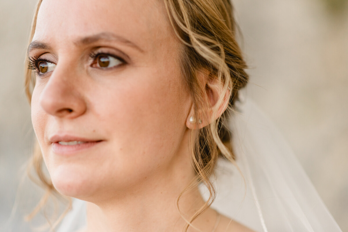 christian-lorenz.net Nahaufnahme einer Frau mit hellbraunem Haar und Schleier, die mit neutralem Gesichtsausdruck zur Seite blickt.