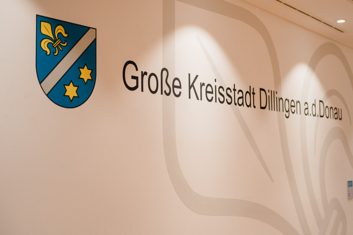Wand mit Wappen und Schriftzug „Große Kreisstadt Dillingen a.d.Donau“ in modernem Interieur.